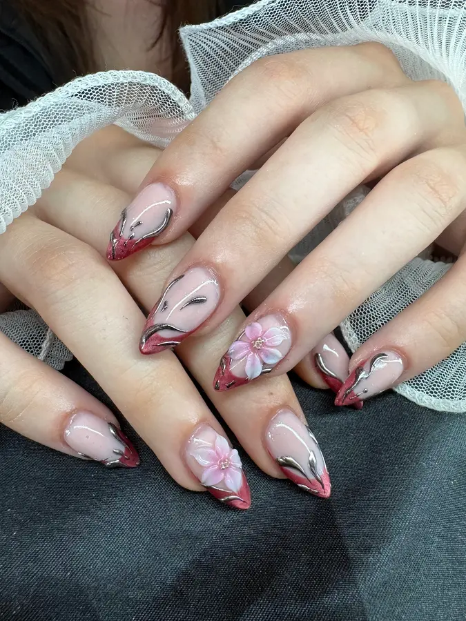 Chrome-French in Rosé-Rot mit 3D-Blüten