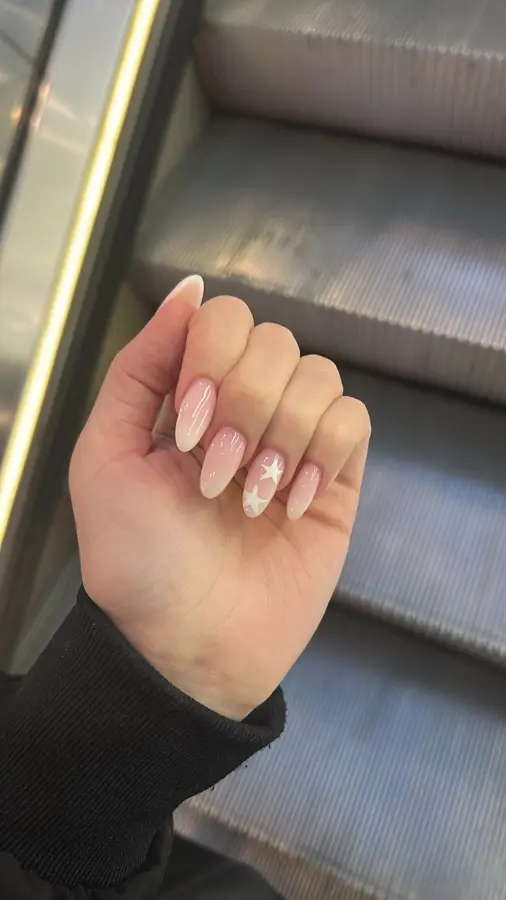 Rosa Ombré-Nägel mit weißen Sternen